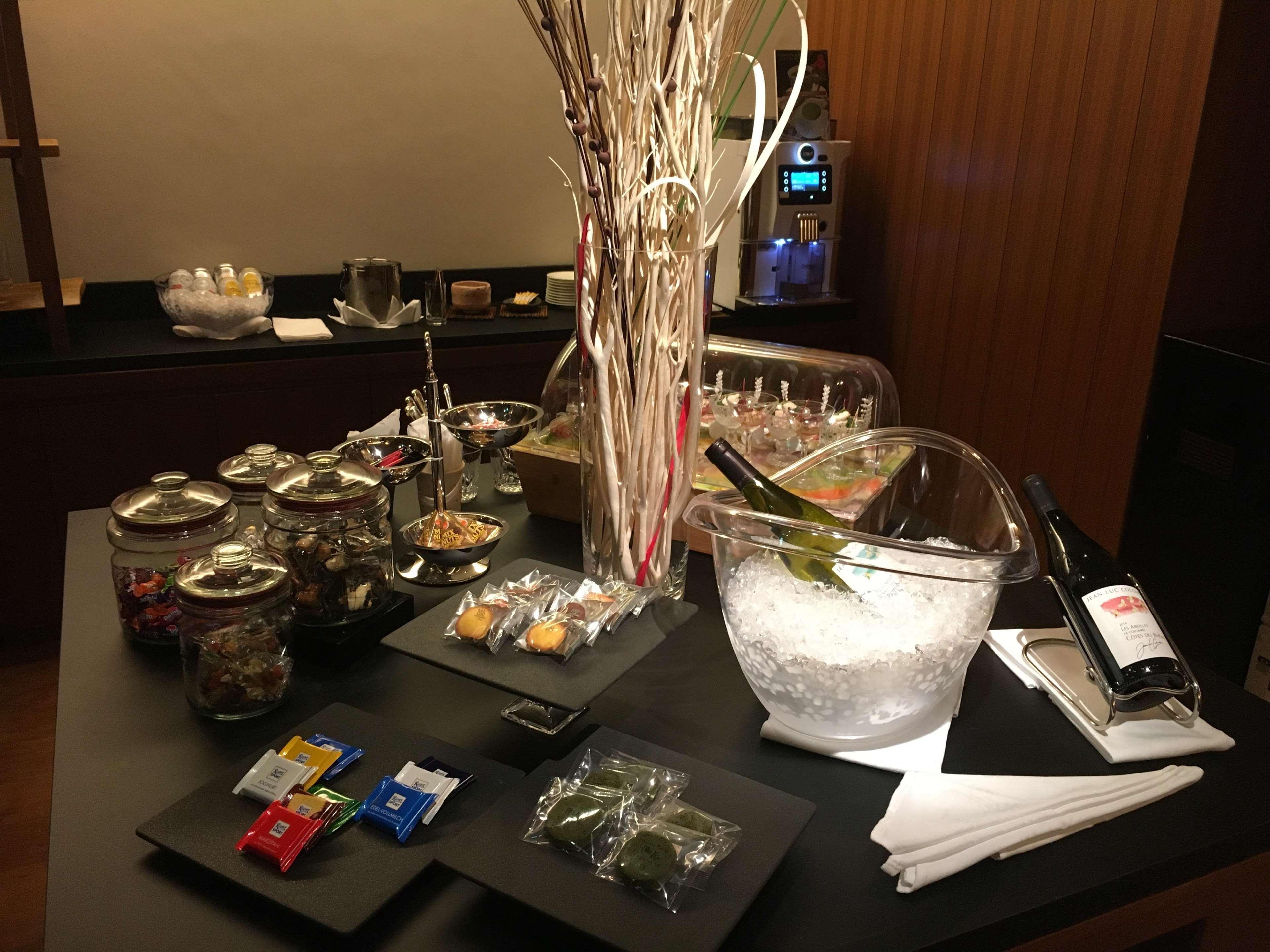 Kyoto Tokyu Hotel Zewnętrze zdjęcie A selection of snacks at the lounge