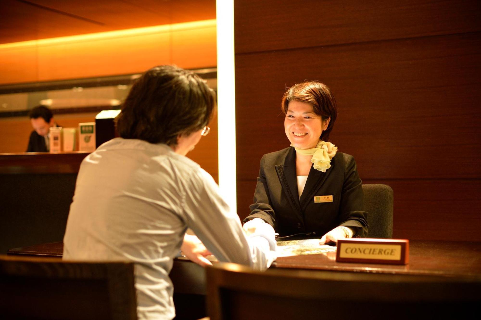 Kyoto Tokyu Hotel Zewnętrze zdjęcie A concierge at work