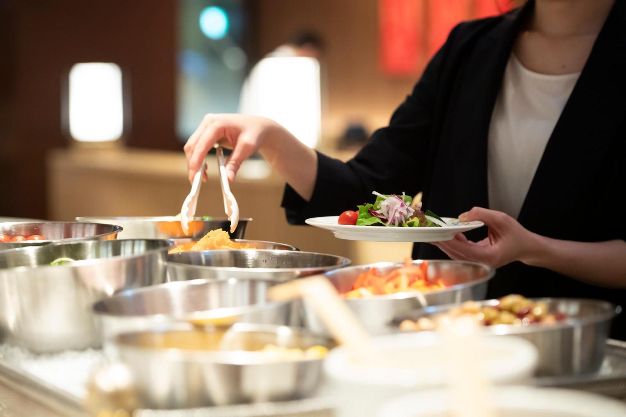 Kyoto Tokyu Hotel Zewnętrze zdjęcie A woman using a buffet