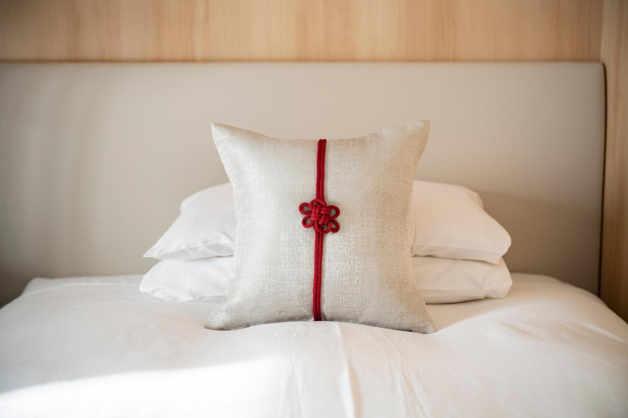 Kyoto Tokyu Hotel Zewnętrze zdjęcie A cushion with a Chinese knot